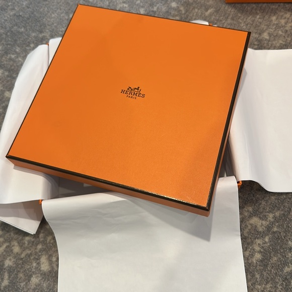HERMÈS BOX, DUST BAG, AND SHOPPING BAG - Picture 2 of 9